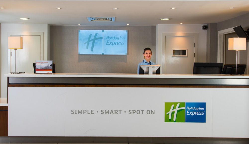 Holiday Inn Express London-Wimbledon-South, An Ihg Hotel Exterior foto